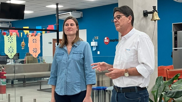 A ganhadora e o diretor-presidente da Energisa Sul-Sudeste, Jose Adriano Mendes Silva (Cedida/Energisa).