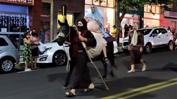 José à frente e Maria levada no lombo do jumento, no centro de Adamantina (Imagem cedida: Everton Santos/Jornal Diário do Oeste).