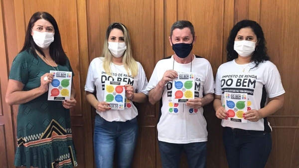 Secretária de Assistência Social, Andreia Ribeiro ao lado da presidente do CMDI, Thais, da presidente do CMDCA, Franciele e do contador, Furtado, agradecem as doações (Da Assessoria/IR do Bem).