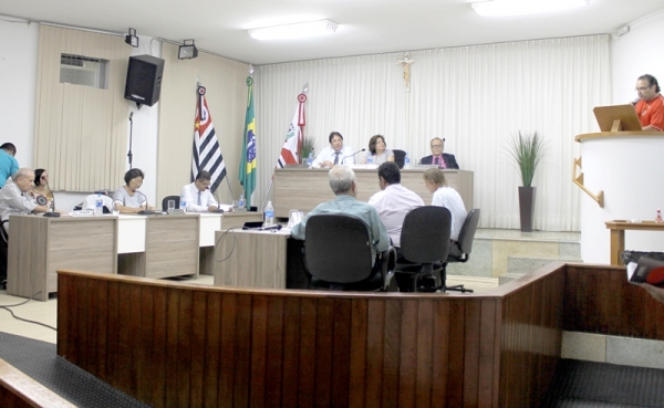 Presidente do Neno Rombaldi discorrendo sobre os projetos desenvolvidos pelo Lions Clube de Adamantina (Foto: Assessoria de Imprensa do Lions Clube de Adamantina).