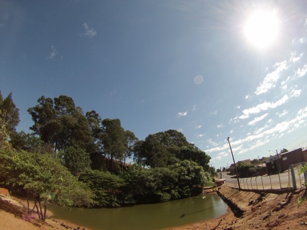 Altas temperaturas marcaram o inverno quente, o que não deve mudar muito com a chegada da primavera. O alÃvio vem com a possibilidade de chuvas acima da média (Foto: Acácio Rocha)