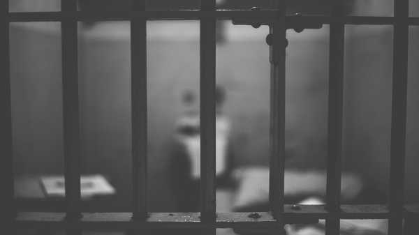 Homem recebeu pena de 67 anos e seis meses de prisão em regime inicial fechado por crime de estupro de vulnerável cometido repetidas vezes contra sua enteada (Imagem de Ichigo121212 por Pixabay).