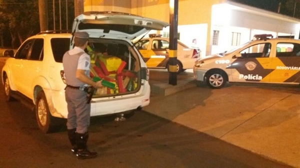 Cerca de 500 quilos de maconha estavam dentro do porta malas e sobre do banco traseiro do carro (Foto: Cedida/Polícia Rodoviária).