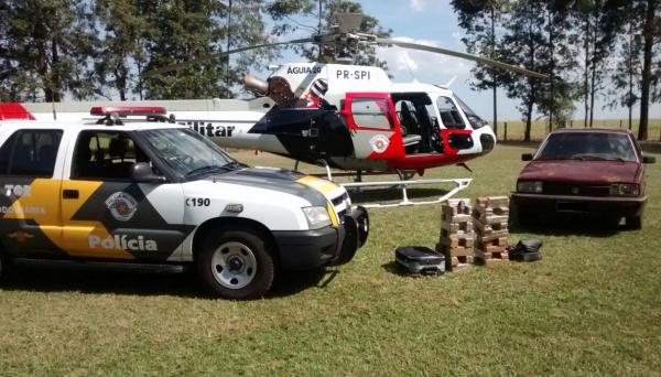 Operação da Polícia Militar Rodoviária teve apoio do helicóptero Águia, em rodovia da região, com apreensão de droga e veículo usado no tráfico (Foto: Cedida/Polícia Rodoviária).