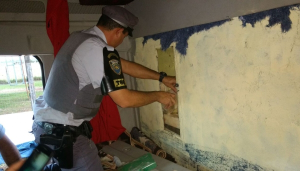 Droga estava em um fundo falso, na cabine do caminhão, e foi descoberta pela ação da Polícia Rodoviária (Foto: Cedida/Polícia Rodoviária).