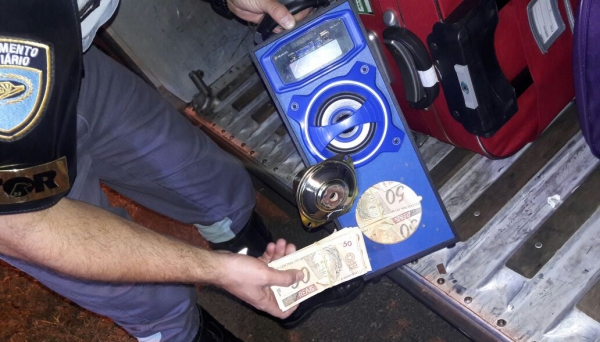 Quase 3 mil cédulas de R$ 50 estavam acondicionados em uma caixa de som, com passageiro de ônibus rodoviário (Foto: Cedida/PolÃcia Rodoviária).
