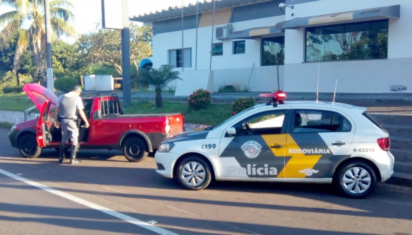 Carro foi apreendido e motorista preso, pelo uso de documento falso (Foto: Cedida/Polícia Rodoviária).