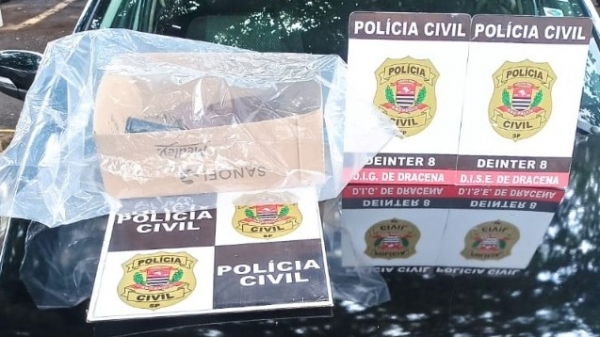 Caixa com materiais apreendidos  pela Polícia Civil, como também o carro usado pela mulher (Divulgação/Polícia Civil).