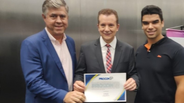 Prefeito Márcio Cardim e o secretário municipal desenvolvimento econômico, Gustavo Andrade, com deputado federal Celso Russomanno (Divulgação/PMA).