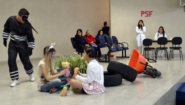 Atividade teatral trabalhou a conscientização dos participantes (Foto: Celso Sato).