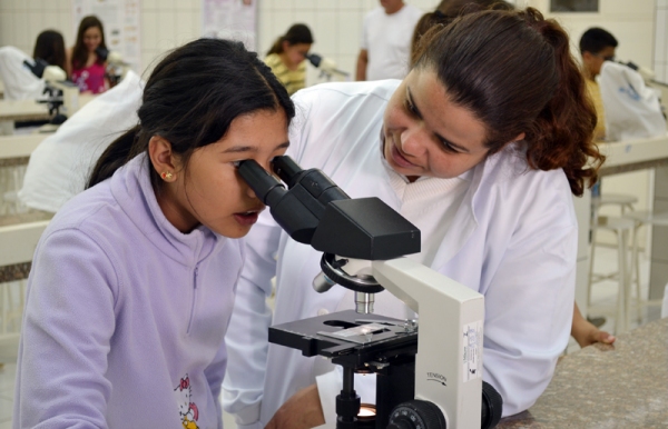 Alunos de Farmácia orientam crianças e adolescentes do ProEduc-FAI sobre higiene pessoal; aproximadamente 200 atendidos viram no microscópio alguns parasitas que podem causar doenças. (Foto: Daniel Torres)