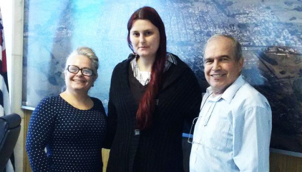 A médica Miriam Regina Calezulato (ao centro), com a Secretária Municipal de Saúde Rosemary Mantovani e o prefeito e também médico, João Eduardo Pacheco (Foto: Assessoria de Imprensa).