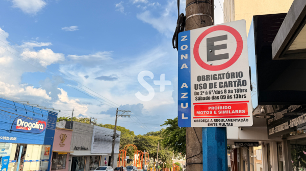 Novas placas informam sobre proibi??o de motos nas zona azul, exceto nos bolsoes exclusivos (Siga Mais).