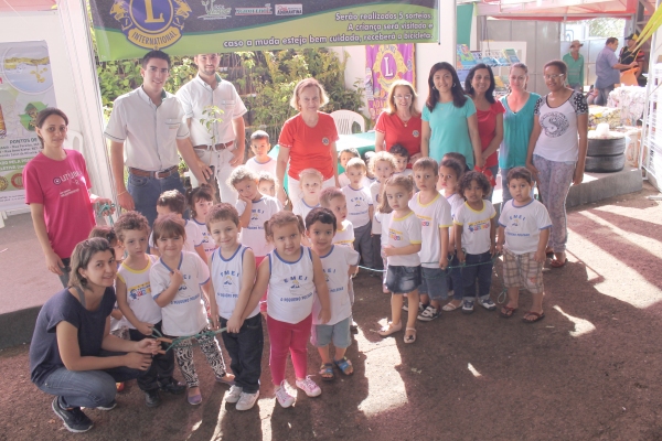 Crianças da rede municipal no stand do Lions Clube na ExpoVerde 2015 (Foto: Ass. Imprensa/Lions Clube de Adamantina)