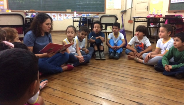 Professora Aline Prates Barbosa e seus alunos do 2° ano C (Foto: Da Assessoria).