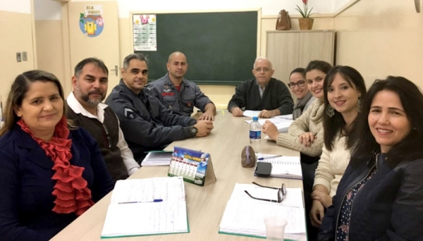 Reunião entre representantes da Secretaria Municipal de Educação e do Corpo de Bombeiros definiu cronograma das atividades (Foto: Da Assessoria).