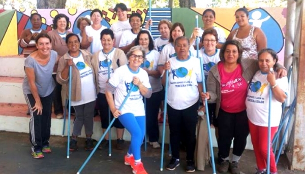Parte do grupo de participantes do Projeto Esporte e Lazer na Terceira Idade com a coordenadora das atividades, Cláudia Corradi (Foto: Assessoria de imprensa).