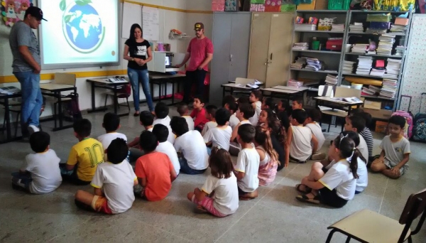 Estudantes do 8º Termo de Medicina Veterinária apresentaram as palestras com demonstração de slides e animais empalhados, por meio de jogos e desenhos para avaliar o aprendizado das crianças (Fotos: Acervo Pessoal).