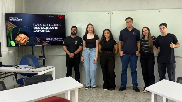 Professor, alunos e representante do Super Sete Supermercado (Cedida/Fatec Adamantina).