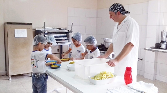 Nutricionista Edson Mantovani em atividades práticas com as crianças (Foto: Assessoria de Imprensa/IR do Bem).