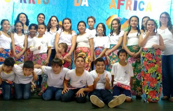“O sorriso da África” encerra ano do subprojeto de Pedagogia do Pibid na Escola Navarro