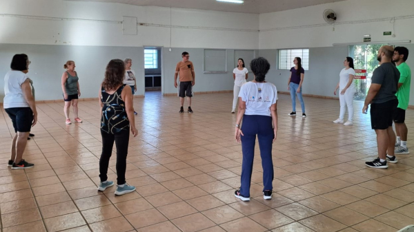 Por meio de exerc?cios f?sicos em grupo com 10 pacientes, o VidAtiva ocorre ?s ter?as e quintas-feiras ?s 17h (Acervo Pessoal).
