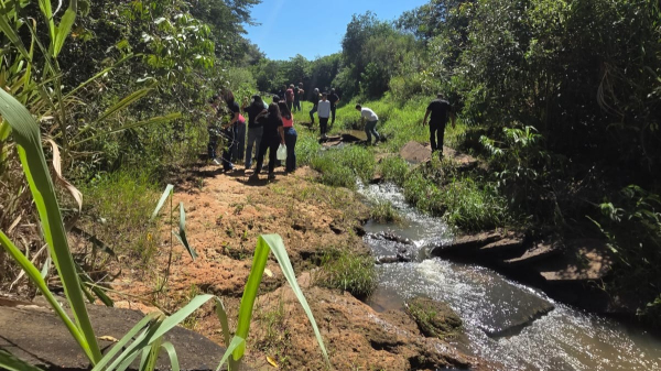 Estudantes e professores na atividade a campo (Acervo Pessoal).