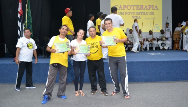 Mestre Caculé, Mariane e Lucas com mestre Gilvan que ministrou o curso de Capoterapia (Fotos: Divulgação).