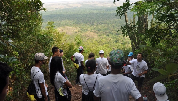 Adolescentes são atendidos pelo CREAS e CCJ de Adamantina, e participaram de atividade de ecoturismo no Morro do Diabo (Foto: Assessoria de Imprensa).