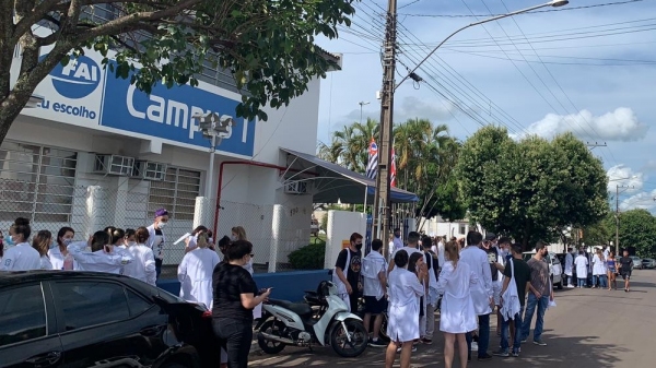 Ao final do protesto, estudantes de medicina se concentraram no campus I da UniFAI (Cedida).