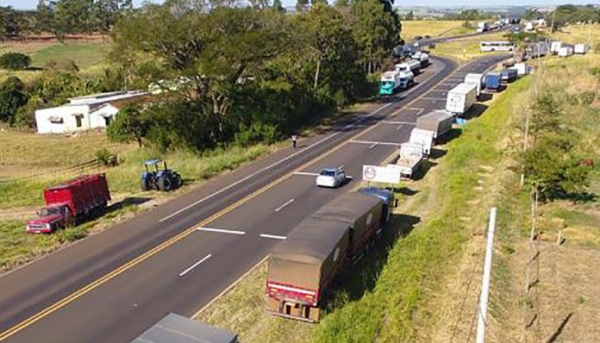 Caminhoneiros realizam manifestação no trevo da Lagoa Seca, na SP-294, em Adamantina (Foto: Jornal Folha Regional).