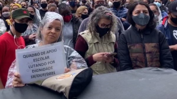 Categoria protestou nesta segunda-feira em frente à Secretaria Estadual da Educação, em São Paulo (Reprodução).