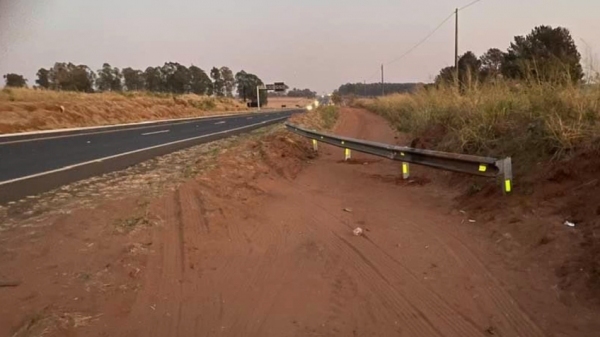 Defensas metálicas foram instaladas às margens da SP-2594, no acesso à estrada rural, em Parapuã (Reprodução/Guia Online Parapuã).