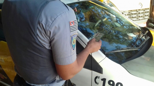 Durante fiscalização da Polícia Rodoviária em Adamantina, motorista apresenta CNH falsa (Foto: Cedida/Polícia Rodoviária).