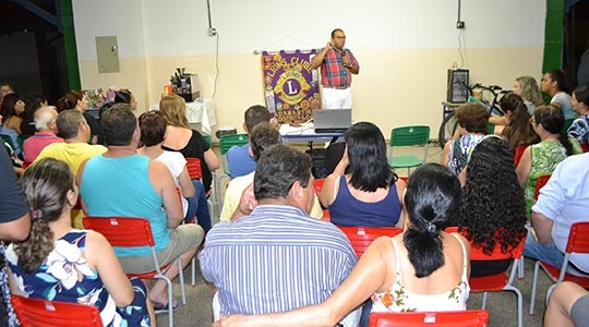 Psicólogo Aguinaldo Adelino Carvalho, ministrando palestra aos pais, alunos e professores da EMEF Prof. Eurico Leite de Morais (Foto: Assessoria de Imprensa/Lions Clube).