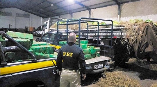 Carregamento de maconha foi encontrado pela Polícia Rodoviária Federal em meio a carga de melancia (Divulgação/PRF).