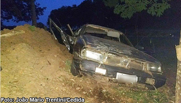 Carro atingiu árvore e deixou uma vítima fatal  no começo da noite deste domingo, na SP-294, em Tupã (Foto: João Mário Trentini/Site Bastos Já).