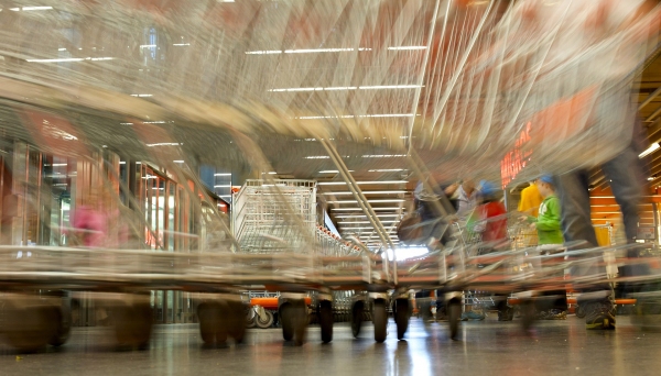 Medida autoriza mercados a funcionar a partir das 7h, até às 24h. Emenda quer limita até 22h (Foto: Ilustração).