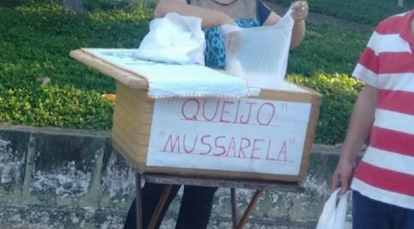 Casal vendida queijo na feira-livre de Adamantina, quando foi preso no local, em 2017 (Foto: Cedida).