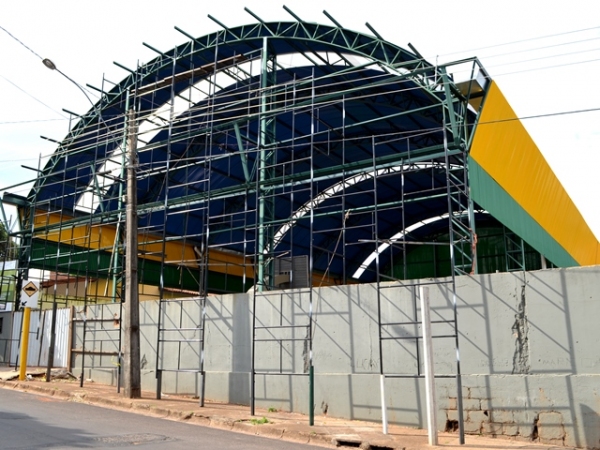 Obra de quadra coberta está prestes a completar 1 ano de seu início