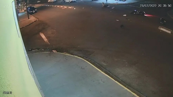 Local onde condutor atingiu a moto onde estava o casal (Reprodução).