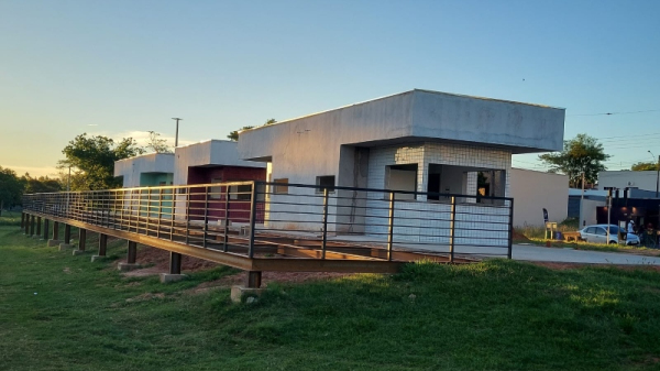 Quiosques e deck suspenso no Parque dos Pioneiros (Divulga??o/PMA).