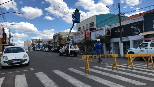 Equipes na tarde deste sábado, na Avenida Rio Branco, centro de Adamantinas (Foto: Siga Mais).