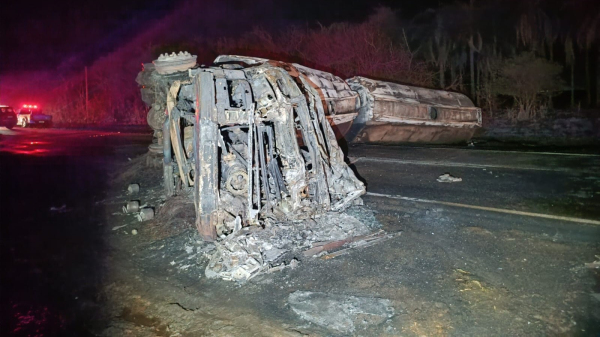 Fogo destruiu veiculo de carga que transportava alcool et?lico (Cedida/PM Rodoviaria).