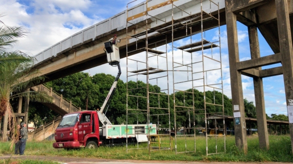 Artista visual prepara a estrutura para receber o grafismo com desenhos de locomotiva e vagões ferroviários  (Foto: Siga Mais).