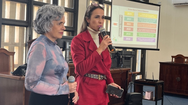 A psicoeducadora Denise Alves Freire e a juÃza de direito da 3ª Vara da Comarca de Adamantina, Ruth Duarte Menegatti (Siga Mais).