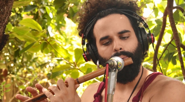 Álbum comemorativo foi gravado no quintal da casa onde Rabay mora, no Jardim Brasil, em Adamantina (Foto: Taisa Maria Laviani | @exerciciofotografico).