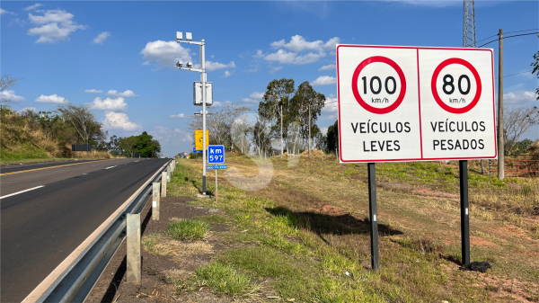 Radar no km 597, pr?ximo ? rotat?ria de acesso ? rodovia Pl?cido Rocha (Lagoa Seca), em Adamantina (Foto: Siga Mais).