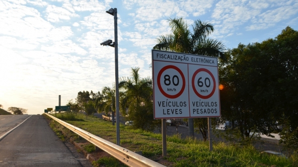 Localização dos radares fixos, móveis, estáticos ou portáteis deverá ser feita no site do DER (Foto: Siga Mais).