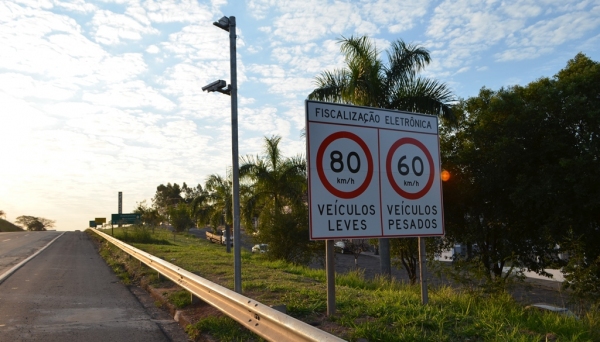 Novo radar na SP-294, em Adamantina, está instalado no km 591,8, altura do Parque Itamarati (Foto: Acácio Rocha).